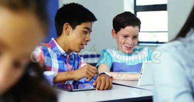 学生在课堂上使用数字平板电脑
